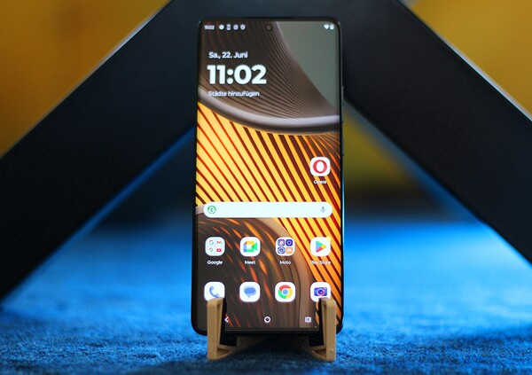 O Motorola Edge 50 Ultra foi enviado com o Android 14 assim que saiu da caixa. (Fonte da imagem: Notebookcheck)