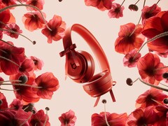A edição especial Jennie dos fones de ouvido Beats Solo 4 vem em uma vibrante cor Ruby Red. (Fonte da imagem: Beats by Dre)