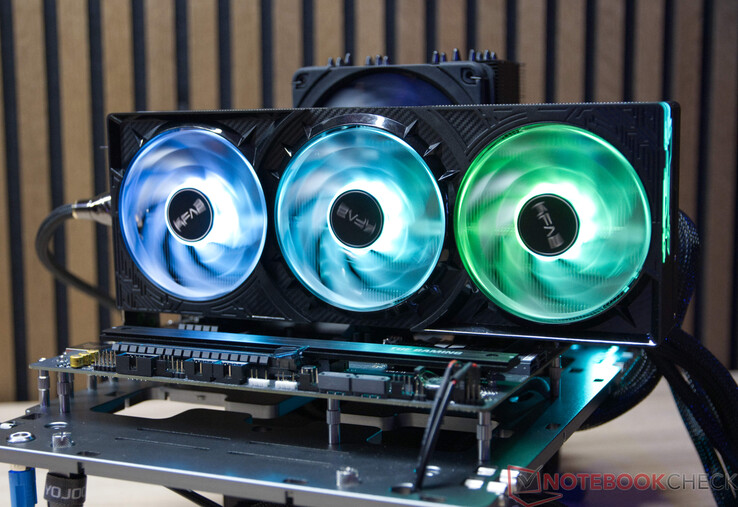 O KFA2 GeForce RTX 5070 Ti 1-Click OC durante o teste de emissão de ruído de configuração aberta