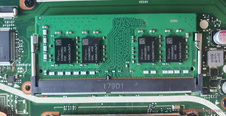O DDR4-3200 RAM de 16 GB (8 GB soldados em + 8 GB com slot) funciona em modo de canal duplo
