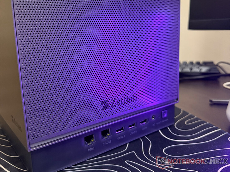 As portas na parte traseira do NAS