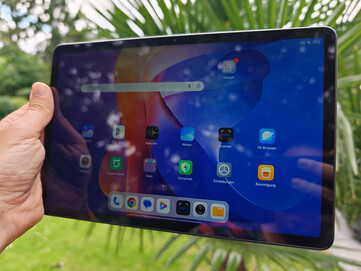 Redmi Pad 2 4G ao ar livre sob céu nublado