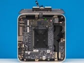 Vista interna do mini PC Beelink GTR9 Pro mostrando o sistema de resfriamento de ventilador duplo com câmara de vapor e o layout da placa-mãe (Fonte da imagem: ServeTheHome via YouTube)
