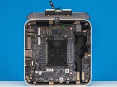 Vista interna do mini PC Beelink GTR9 Pro mostrando o sistema de resfriamento de ventilador duplo com câmara de vapor e o layout da placa-mãe (Fonte da imagem: ServeTheHome via YouTube)