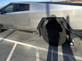 Cybertruck abastecendo em um Supercharger (imagem: Tyler Yust/X)