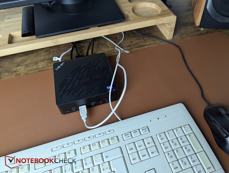 Apenas 1 USB-A na parte traseira: Mouse ou teclado - um deve estar na frente