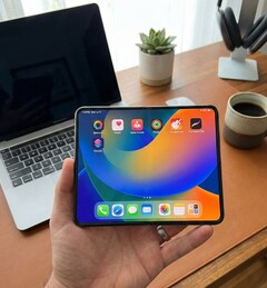Renderização gerada com base em vazamentos do iPhone dobrável.