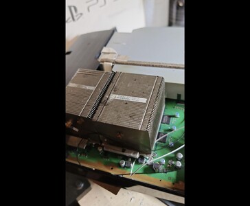 Placa-mãe do PS3 Slim Pro mostrando um grande dissipador de calor de servidor Dell montado na placa. (Fonte da imagem: Fun-Equivalent-7785 via Reddit / r/PS3)