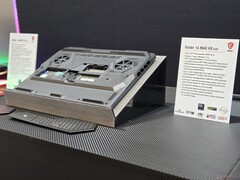 MSI Raider 16 HX Max em exibição na CES 2026 mostrando seu novo design do painel inferior (Fonte da imagem: Notebookcheck)