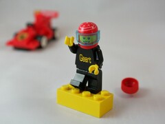 Uma imagem mostrando um boneco de LEGO e um carro de corrida (Fonte da imagem: 2Technology - Pixabay)