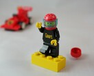 Uma imagem mostrando um boneco de LEGO e um carro de corrida (Fonte da imagem: 2Technology - Pixabay)