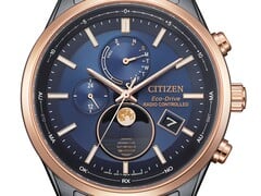 Close-up do relógio Citizen BY1036-53L Eco-Drive com fases da lua, com mostrador azul, luneta em tom de ouro rosa, caixa em aço inoxidável preta e indicador analógico das fases da lua às 6 horas