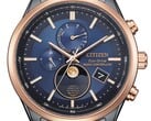 Close-up do relógio Citizen BY1036-53L Eco-Drive com fases da lua, com mostrador azul, luneta em tom de ouro rosa, caixa em aço inoxidável preta e indicador analógico das fases da lua às 6 horas