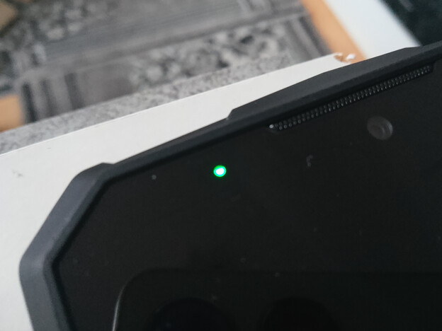 Indicador de notificação do Doogee Fire 7 Pro. (Fonte da imagem: Sergey Tarasov - Notebookcheck)