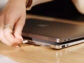 O Krafted Edge é um banco de energia que se parece com um laptop fino.