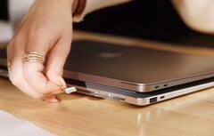 O Krafted Edge é um banco de energia que se parece com um laptop fino.