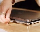 O Krafted Edge é um banco de energia que se parece com um laptop fino.