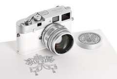 A Leica &#039;Pope Francis&#039; M-A 35mm rangefinder é uma cópia única dessa clássica câmera de filme totalmente mecânica. (Fonte da imagem: Leica)