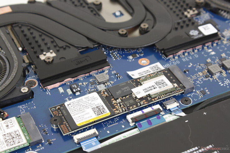 Suporta até um M.2 PCIe4 x4 NVMe SSD interno apenas