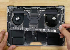 Apple fez algumas mudanças internas com o último MacBook Pro 14. (Fonte de imagem: iFixit)