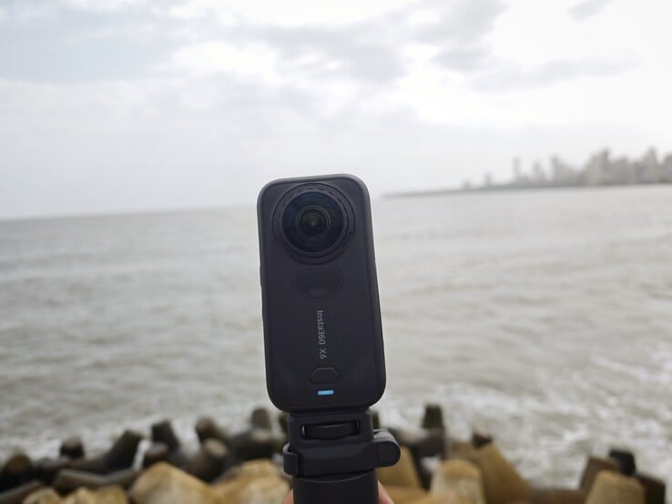 A Insta360 X6 está equipada com dois sensores quadrados personalizados da Sony de 1/1,1 polegada
