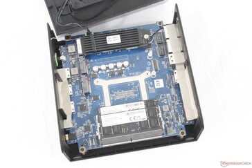 Parte interna do NucBox K12. A placa WLAN M.2 removível fica embaixo do SSD principal