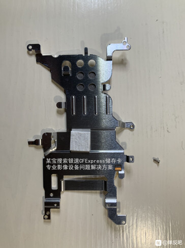 A placa metálica encontrada sob a CPU da EOS. (Fonte: Baidu)