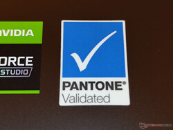 Vivobook Pro 16X OLED com adesivo validado Pantone