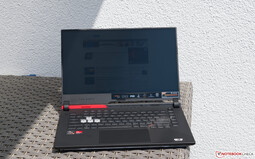 A Asus ROG Strix G15 G513QY sob a luz do sol