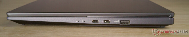 Direita: 2 x USB-C com Thunderbolt 4, DisplayPort e PowerDelivery; USB-A 3.2 Gen 2