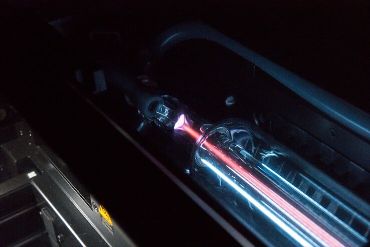 Um detalhe interessante: O feixe de laser é visível, principalmente em potências mais altas (nota: As películas protetoras das tampas não foram removidas)