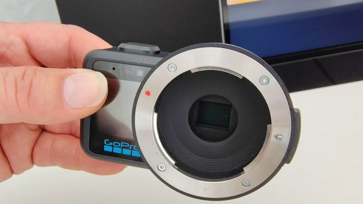 Esta amostra usada e abusada da GoPro Mission 1 Pro ILS mostra o sensor de 1 polegada exposto e empoeirado.