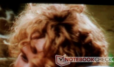 Observar os pontos mais finos em uma imagem (como o cabelo de Rosie Gamgee) revela os limites do FHD. Observe também a franja de cor. (Imagem: TLotR: O Retorno do Rei)