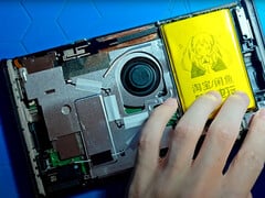 O Nintendo Switch 2 com uma bateria de 8.000 mAh de terceiros instalada. (Fonte da imagem: Naga)