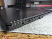 Laptop com conector cilíndrico ao lado de duas portas USB-C
