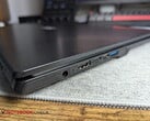 Laptop com conector cilíndrico ao lado de duas portas USB-C