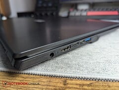 Laptop com conector cilíndrico ao lado de duas portas USB-C