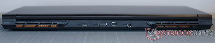 USB-C 3.2 Gen2×1(sem funções adicionais); HDMI 2.1 (com HDCP 2.3); Mini DisplayPort 1.4; conector da fonte de alimentação;