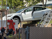 O pedal errado bateu com este Tesla em uma ambulância, não no piloto automático (imagem: SDFD)