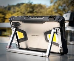 O Ulefone Armor Pad 5 Ultra é mais pesado do que muitos laptops. (Fonte da imagem: GSMArena)