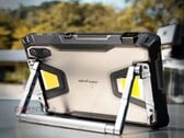 O Ulefone Armor Pad 5 Ultra é mais pesado do que muitos laptops. (Fonte da imagem: GSMArena)