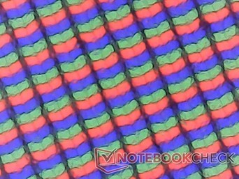Os textos e as imagens parecem um pouco mais granulados do que uma alternativa brilhante quando olhados de perto