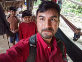 David Good visita sua mãe (atrás) em sua aldeia e pesquisa o tratamento de doenças crônicas (imagem: Fundação Yanomami)