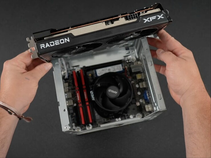 A GPU de desktop Radeon RX 6600 provou ser grande demais para caber no minicomputador inspirado na Steam Machine. (Fonte da imagem: ETA Prime no YouTube)