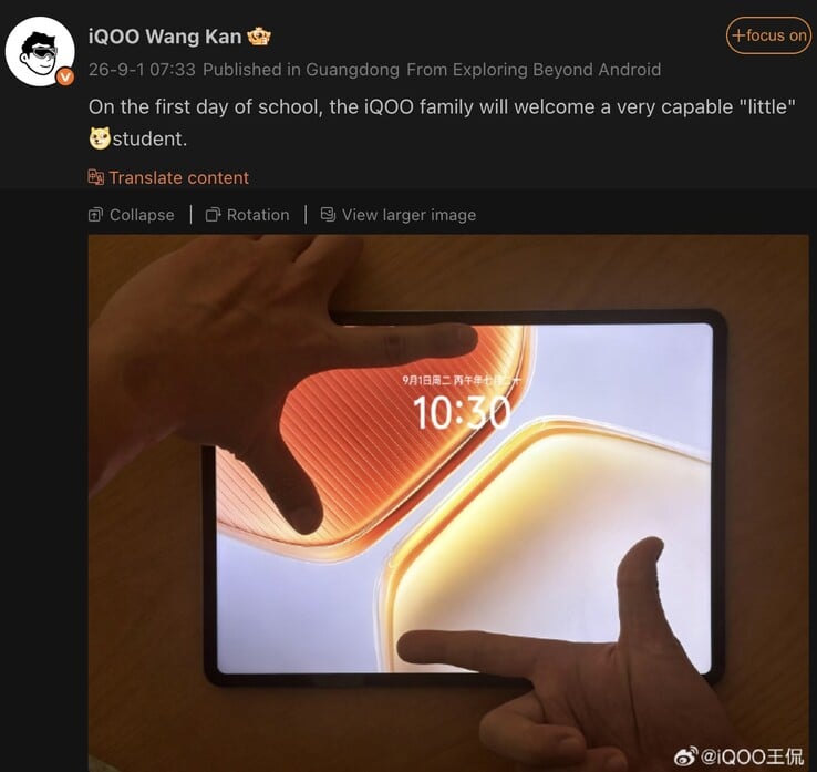 O executivo da iQOO, Wang Kan, parece dar uma prévia de um tablet compacto.