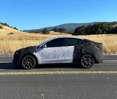 O Model Y Performance 2026 em camuflagem de mula de teste. (Fonte da imagem: ConfidentImage4266/Reddit)