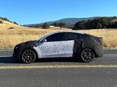 O Model Y Performance 2026 em camuflagem de mula de teste. (Fonte da imagem: ConfidentImage4266/Reddit)