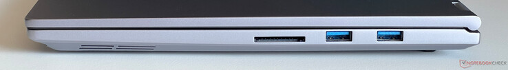À direita: Leitor de cartão SD, 2x USB-A 3.2 Gen 1 (5 Gbit/s)