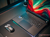 O laptop RTX 5090 e o mini LED dentro de um laptop para jogos - Análise do Asus ROG Strix SCAR 16 2025