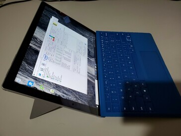 Amostra de engenharia do Surface Pro 8. (Fonte de imagem: eBay)